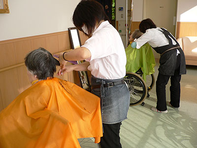 車椅子に座って散髪する女性